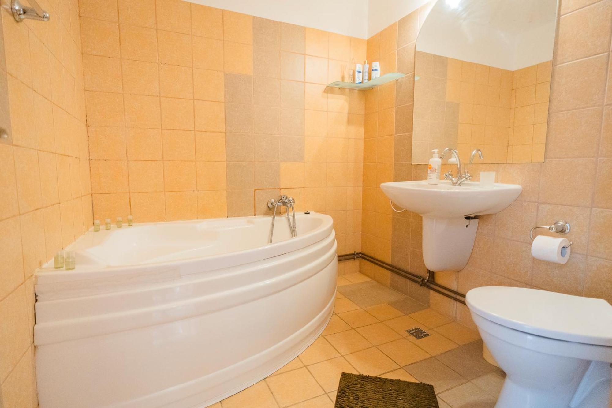 Rustic & Spacious 3Br Apartment Bukarest Exteriör bild