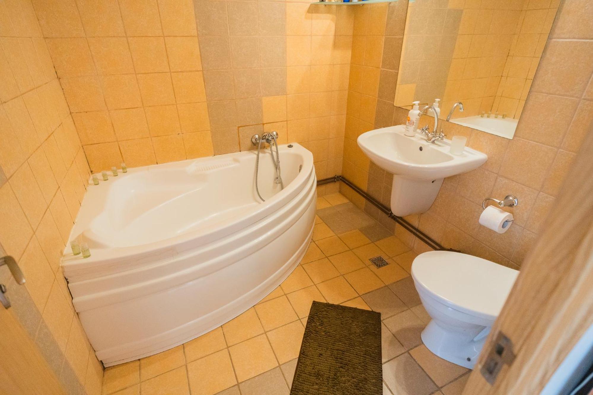 Rustic & Spacious 3Br Apartment Bukarest Exteriör bild