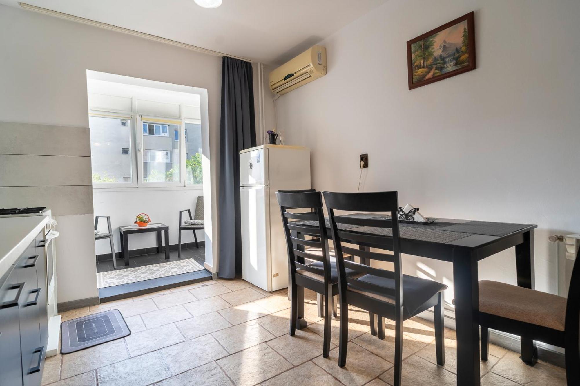 Rustic & Spacious 3Br Apartment Bukarest Exteriör bild